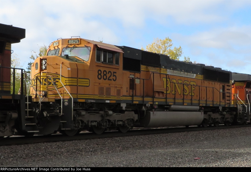 BNSF 8825